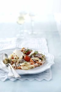 salates makaronosalata me apakiduosmo psita ntomatinia