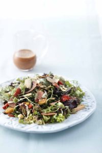 salates prassini salata me frouta epoxis kefalogravierakai psito salami